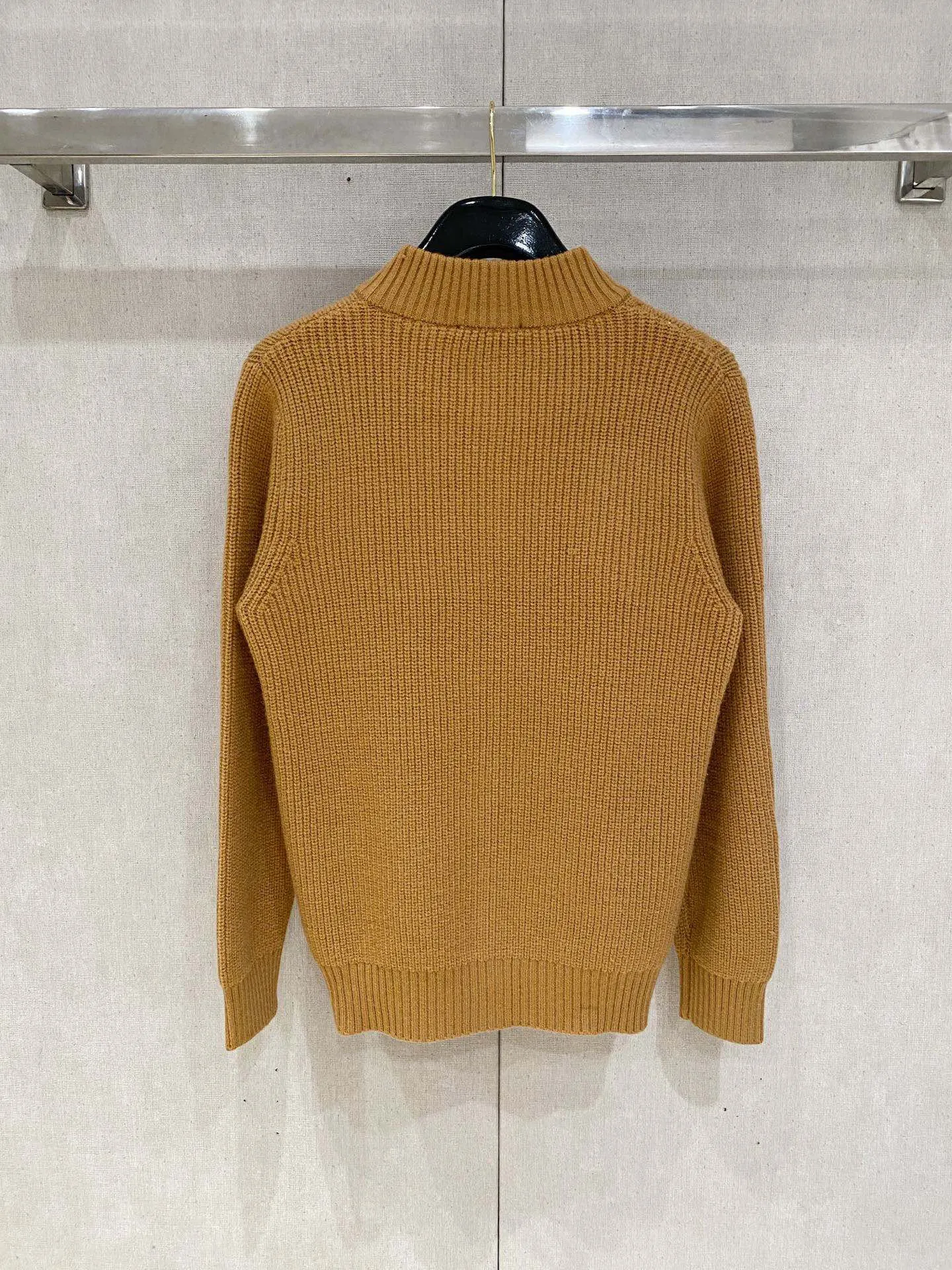 🅿️540 【LV Louis Vuitton】Autumn and winter classic cardigan sweater, in full condition! ! ! Wool blended fabric, the latest model in 2025, golden ratio! ! Slim-fitting soft gold, versatile and practical item, the combination and practicality are extremely powerful, simple and elegant, and classy! To create your own style, it is highly recommended to buy it in two colors. The standard slim fit tailoring process is suitable for both young and old men. It is knitted from wool and will not cause any discomfort! While keeping warm, it is stylish, textured and wearable, and the classic logo with contrasting colors on the chest feels in place! ! Recommended for regular customers! ! Size M-3XL (maximum wear: 190 pounds)